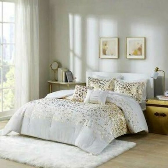 INTELLIGENT Design Serena Metallic Animal Printed Comforter Set, Full - Queen - Picture 1 of 1